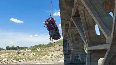 Así recuperaron la camioneta del empresario que cayó al agua en un dique de Bahía Blanca
