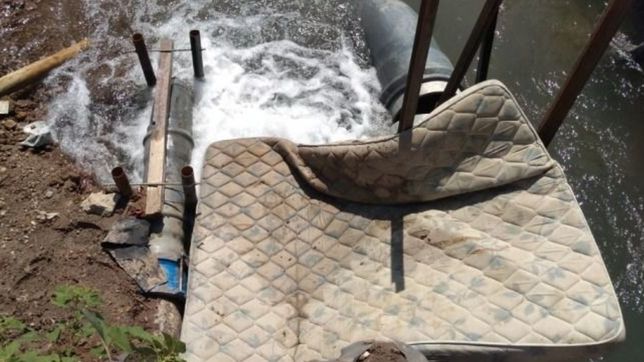video: intentaron tapar una perdida de agua con un colchon en ensenada
