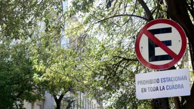 prohibieron estacionar en una calle de la plata para agilizar el transito en una escuela