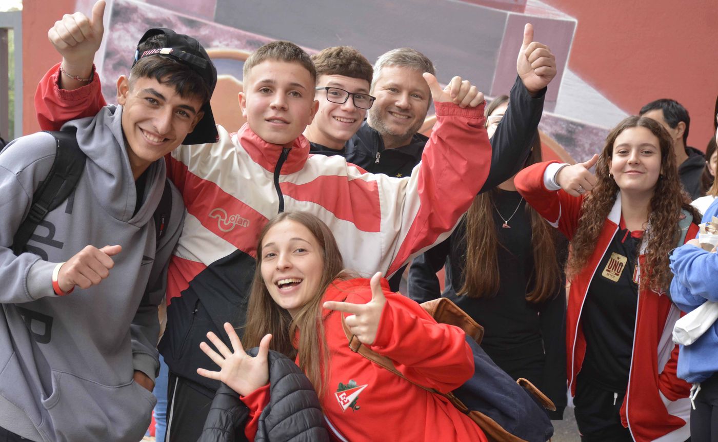 Hinchas de Estudiantes movilizan a la final con Vélez en Santiago del Estero (27).jpg