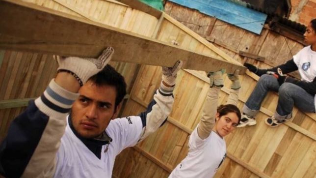 con espectaculos y artistas locales, continua la colecta de techo en plaza malvinas