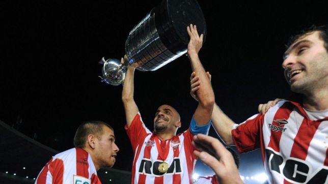 hinchas de estudiantes convocan a escribir relatos cortos sobre la libertadores 2009