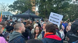 una multitud se concentro en 7 y 50 para manifestarse contra la proscripcion a cristina una multitud se concentro en 7 y 50 para manifestarse contra la proscripcion a cristina