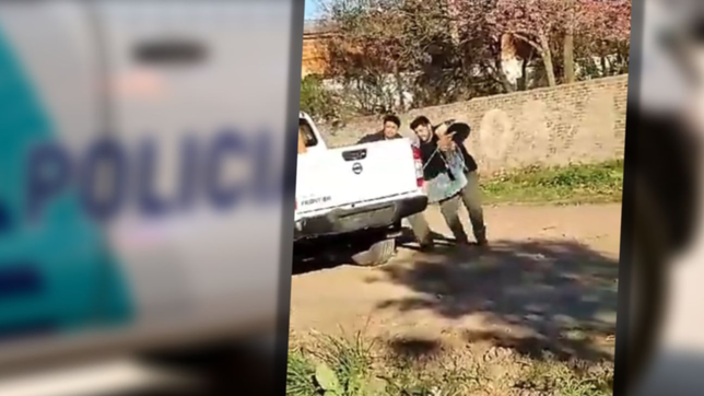video: vecinos ataron a un ladron como un matambre y lo tiraron a la caja de un patrullero
