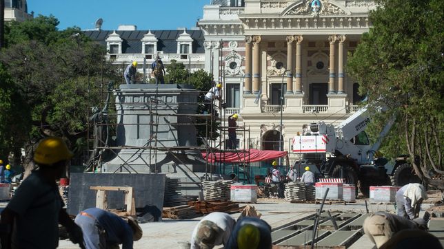 el monumento central de la plaza san martin ya fue restaurado y vuelve a su lugar