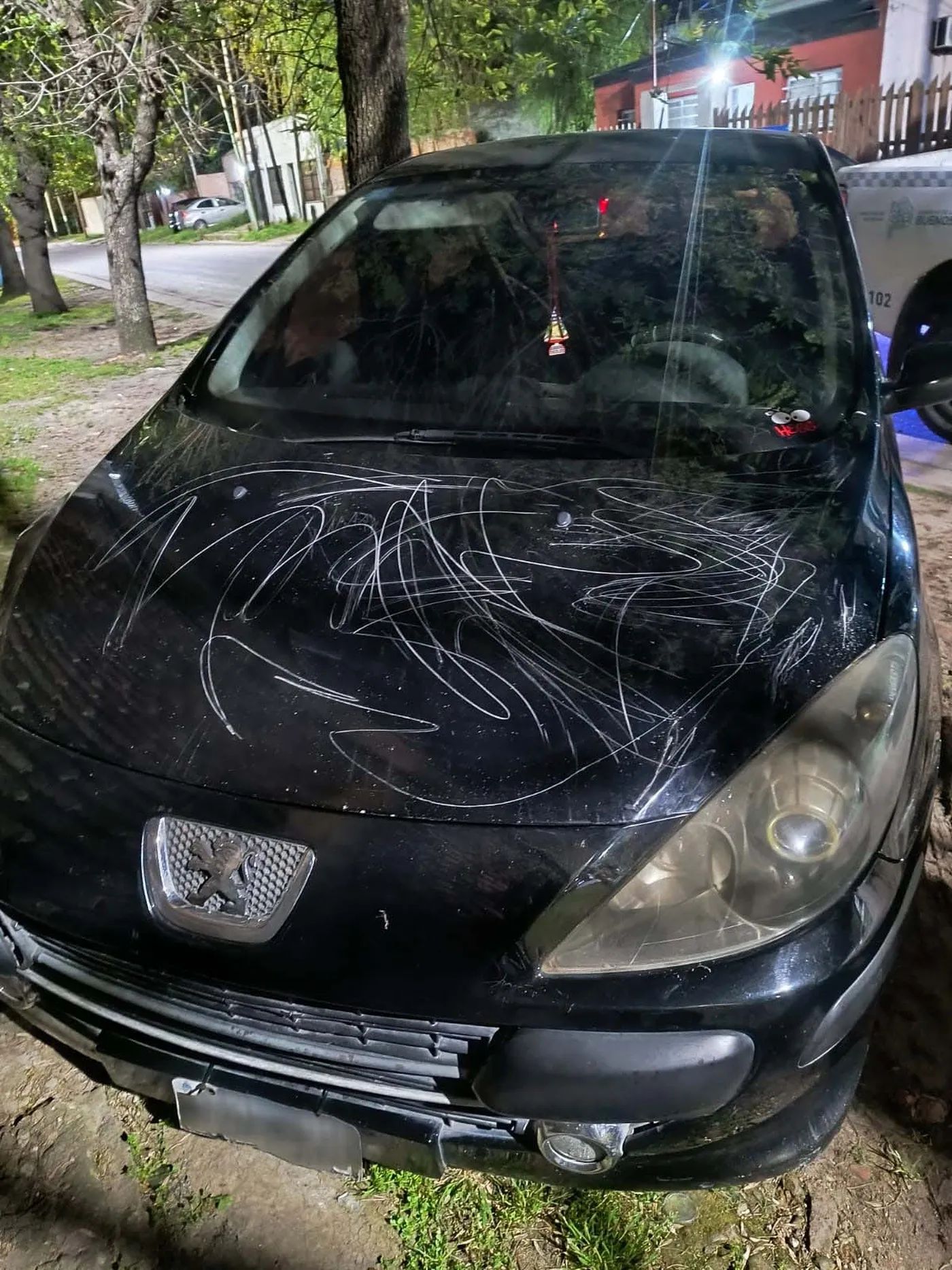 Así quedó el auto del hombre de La Plata tras el conflicto con su ex pareja.