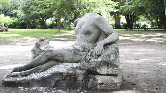 decapitaron por segunda vez a la estatua intervenida de parque saavedra
