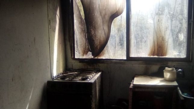 una nena de 11 anos les cocinaba a sus hermanos, se incendio todo y se salvaron de milagro