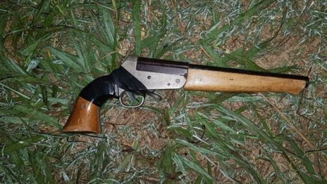 La amenazaron con un pistolón, le robaron el celular y cayeron tras una persecución