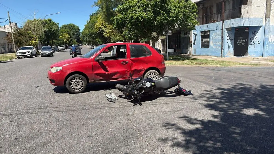 Un policía de La Plata sufrió un choque en moto contra un auto y perdió dos dientes