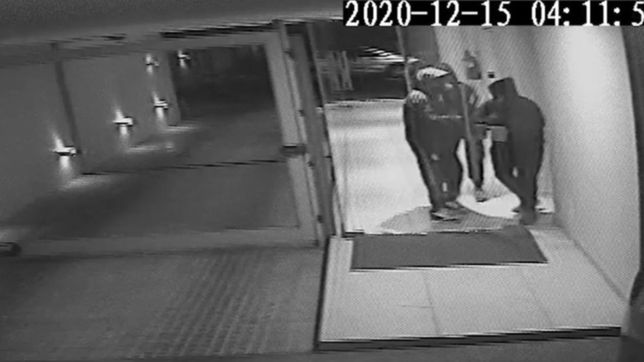 video: destrozaron las cerraduras de un edificio de la plata y se metieron a robar