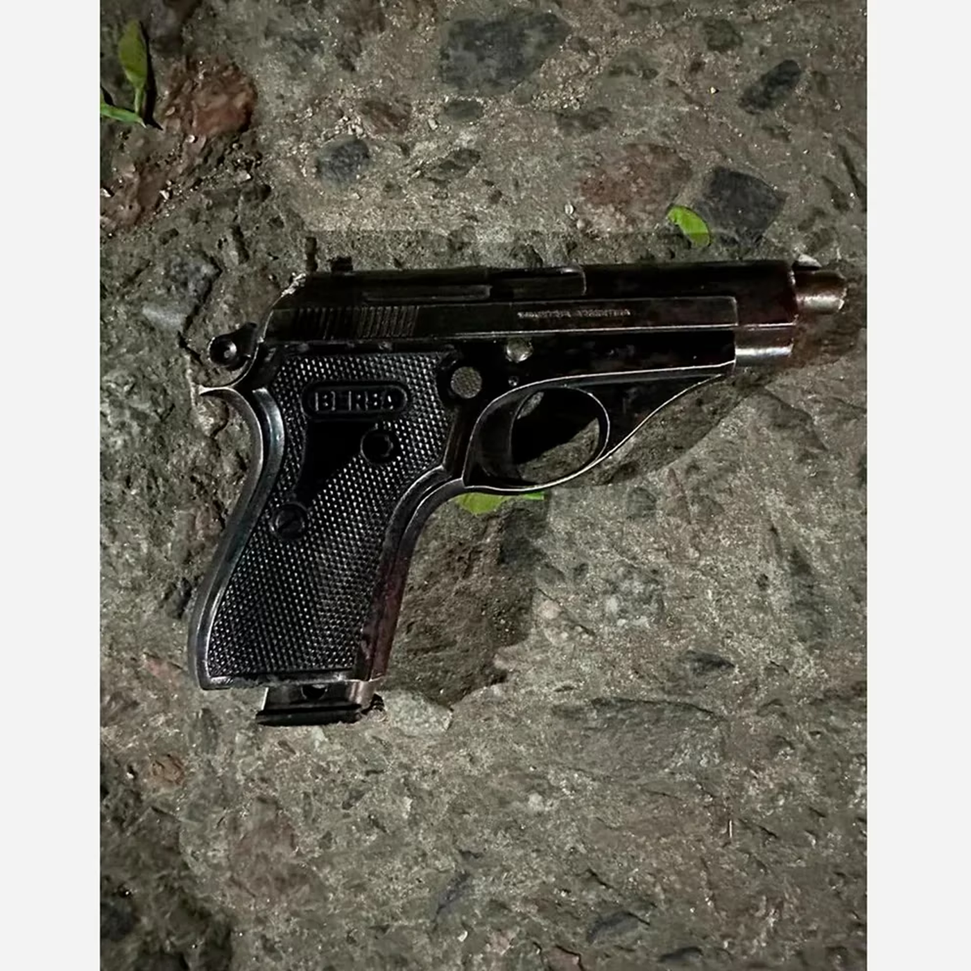 El arma Bersa 22 que hallaron al lado del delincuente fallecido en Morón.