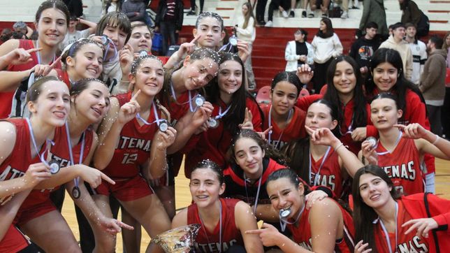 el basquet femenino del club atenas salio campeon por primera vez a nivel local