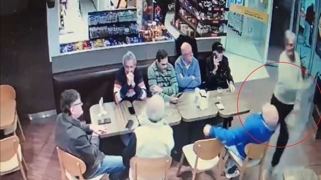 un hombre casi noquea a otro en un bar por no prestarle el diario