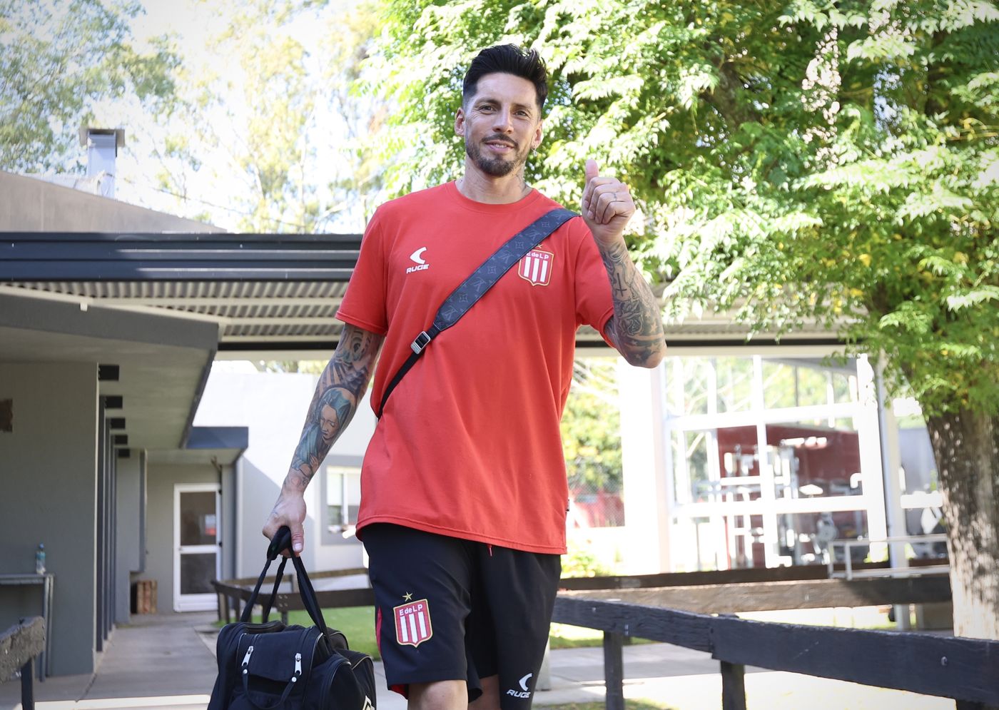El plantel de Estudiantes emprendió el viaje a Venezuela este domingo por la tarde.