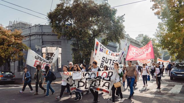 en medio del paro, los docentes preparan una movilizacion en la plata contra el ajuste del gobierno