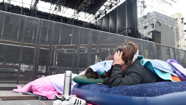 a mas de dos dias del recital, fanaticas de lali acampan en plaza moreno esperandola