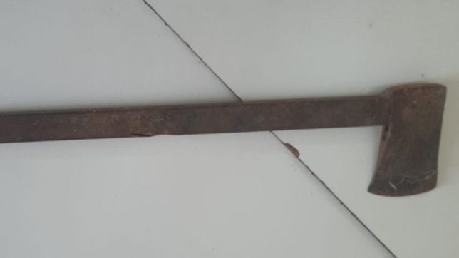 discutio por el arreglo de un auto y los amenazo con un hacha en ensenada