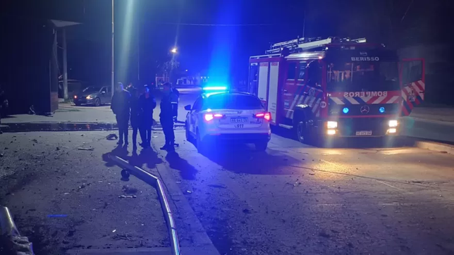 un auto se despisto en berisso y choco contra una columna