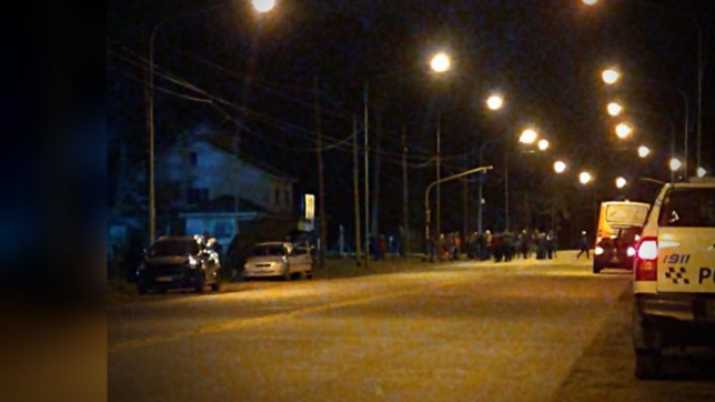 tension en ensenada: una faccion de uocra denuncia despidos y bloquea siderar