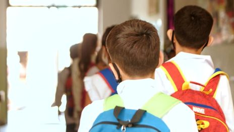 Ya no es obligatorio el uso de barbijos en espacios abiertos de las escuelas bonaerenses