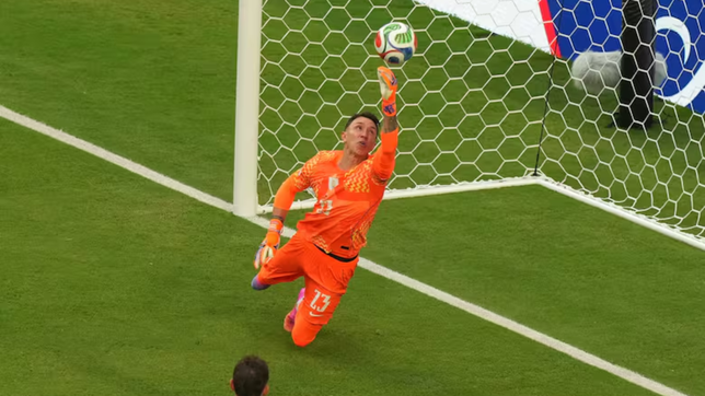 asi fue el debut de muslera que paso de una atajada memorable a un error clave en el debut de uruguay