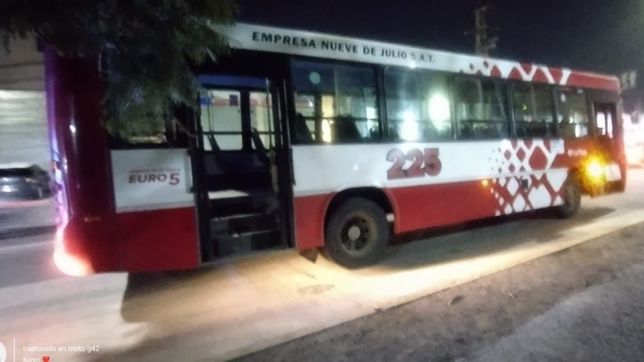 un hombre fue atropellado por un micro en la plata y debio ser hospitalizado