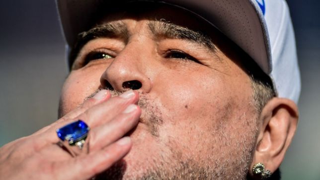 2020, el ano en el que la pelota despidio a su mejor amigo con la muerte de maradona