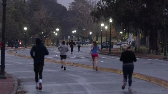un hombre salio a correr, se descompenso y murio en una plaza