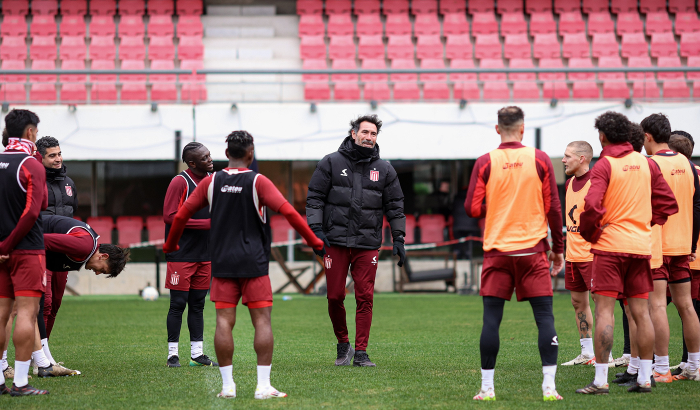 Eduardo Domínguez entrenamiento Estudiantes.png