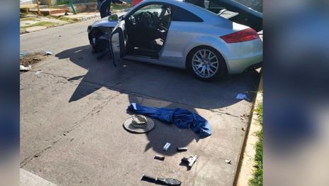 Manejaba borracho, chocó un micro y le encontraron armas, un machete y drogas en el auto