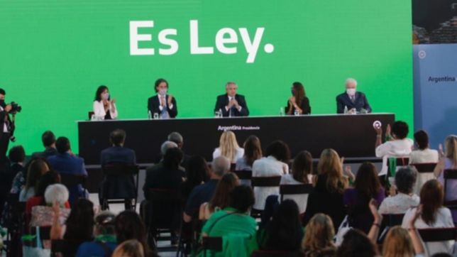 alberto fernandez promulgo la ley del aborto
