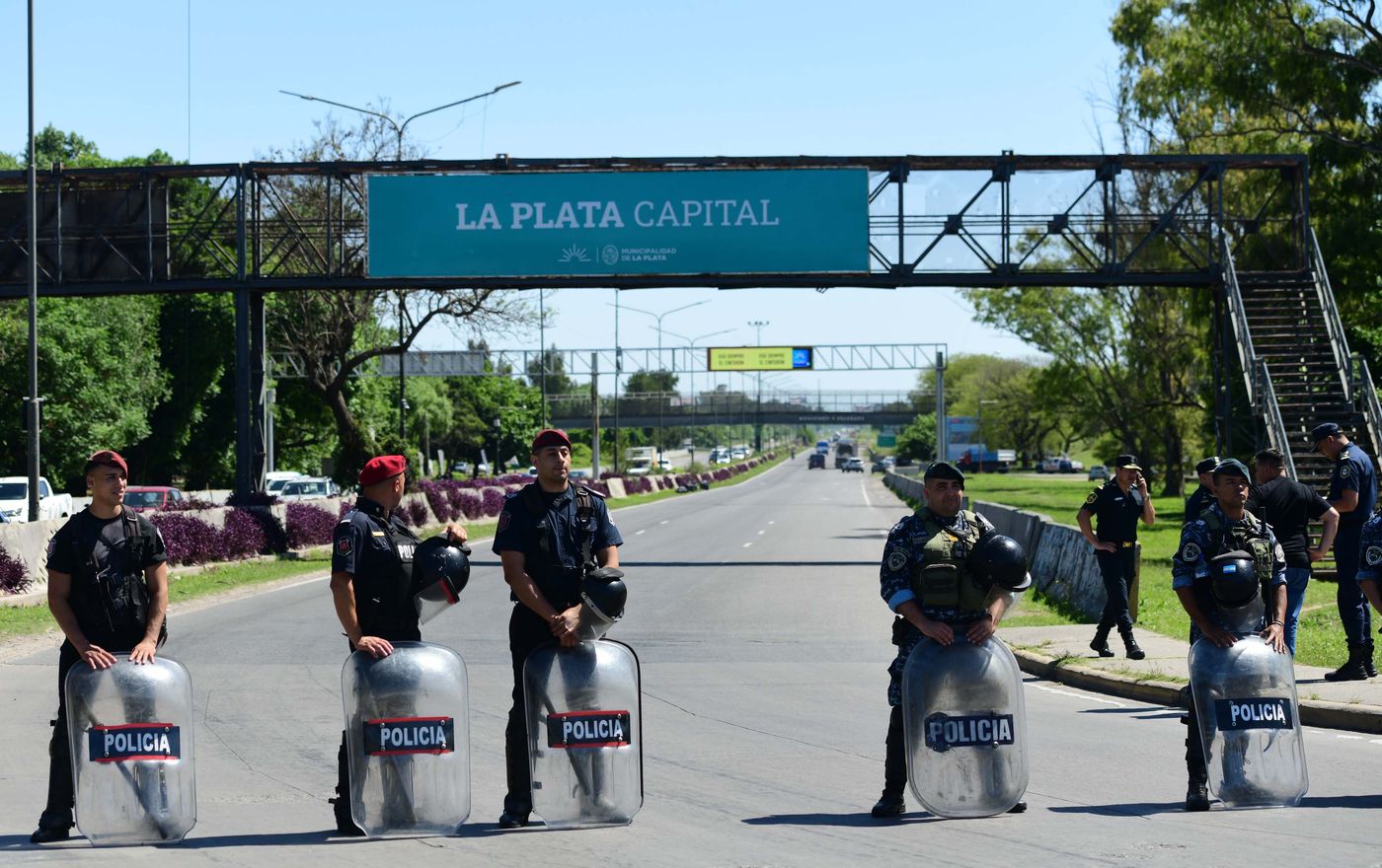 El acceso a la Autopista La Plata-Buenos Aires está cortado por diagonal 74. Se puede acceder por 122