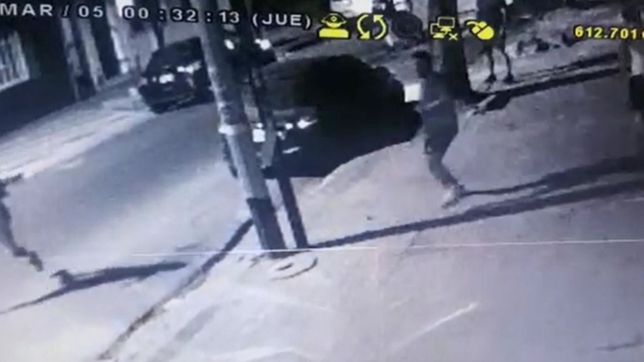 video: robaron en una hamburgueseria de la plata, escaparon a los tiros y los clientes los corrieron a piedrazos