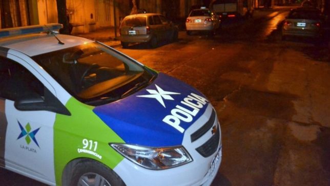 raid en la plata: le robaron el arma a un agente de infanteria y asaltaron al vecino
