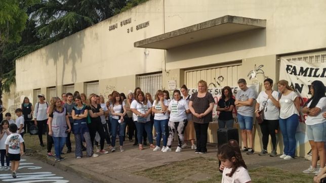 docentes suspendieron las clases en un jardin para apoyar a un docente condenado por abuso