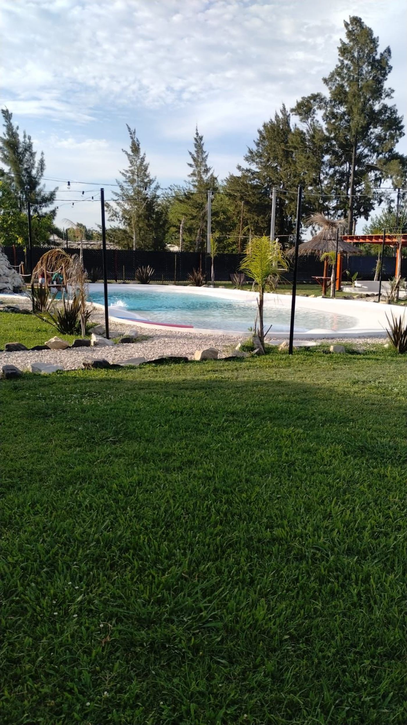 La policía suspendió una fiesta en una pileta en Abasto