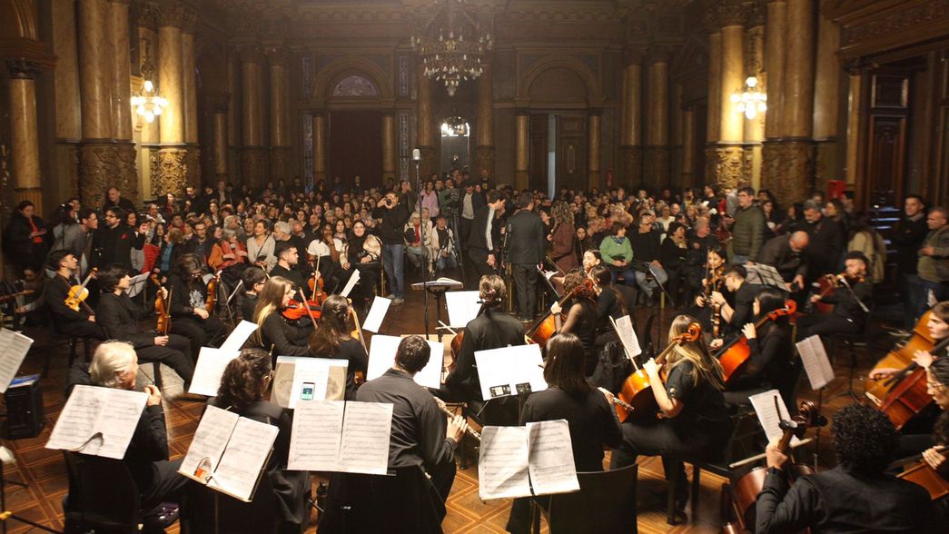 El Salón Dorado de La Plata brilló en un concierto sinfónico coral con más de 100 artistas en escena