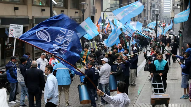 los bancarios adheriran al paro general contra el dnu de milei