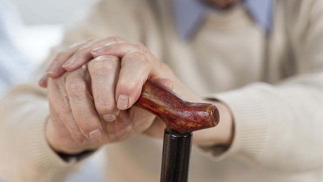 atan, golpean y desvalijan a un jubilado de 93 anos en la plata