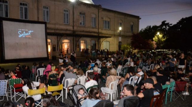 con gritos en el planetario, vuelve el cine movil a la plata