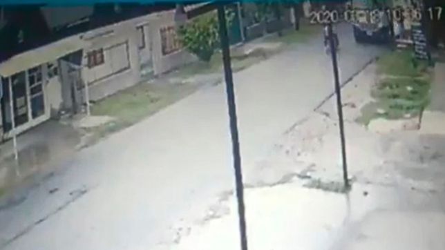 video: motochorros sorprendieron a un distribuidor de pollos en la plata y le dispararon para robarle