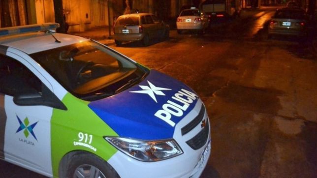 a las patadas, cuatro ladrones se metieron en una casa de la plata y asaltaron a una familia