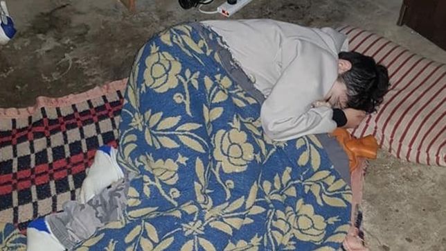 un chico con autismo duerme en el piso esperando que le devuelvan a su perro melocoton