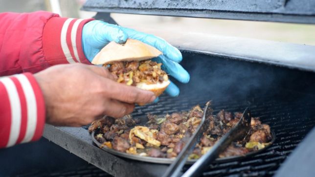 juegos, artesanos y gastronomia: la feria cuga vuelve a plaza azcuenaga