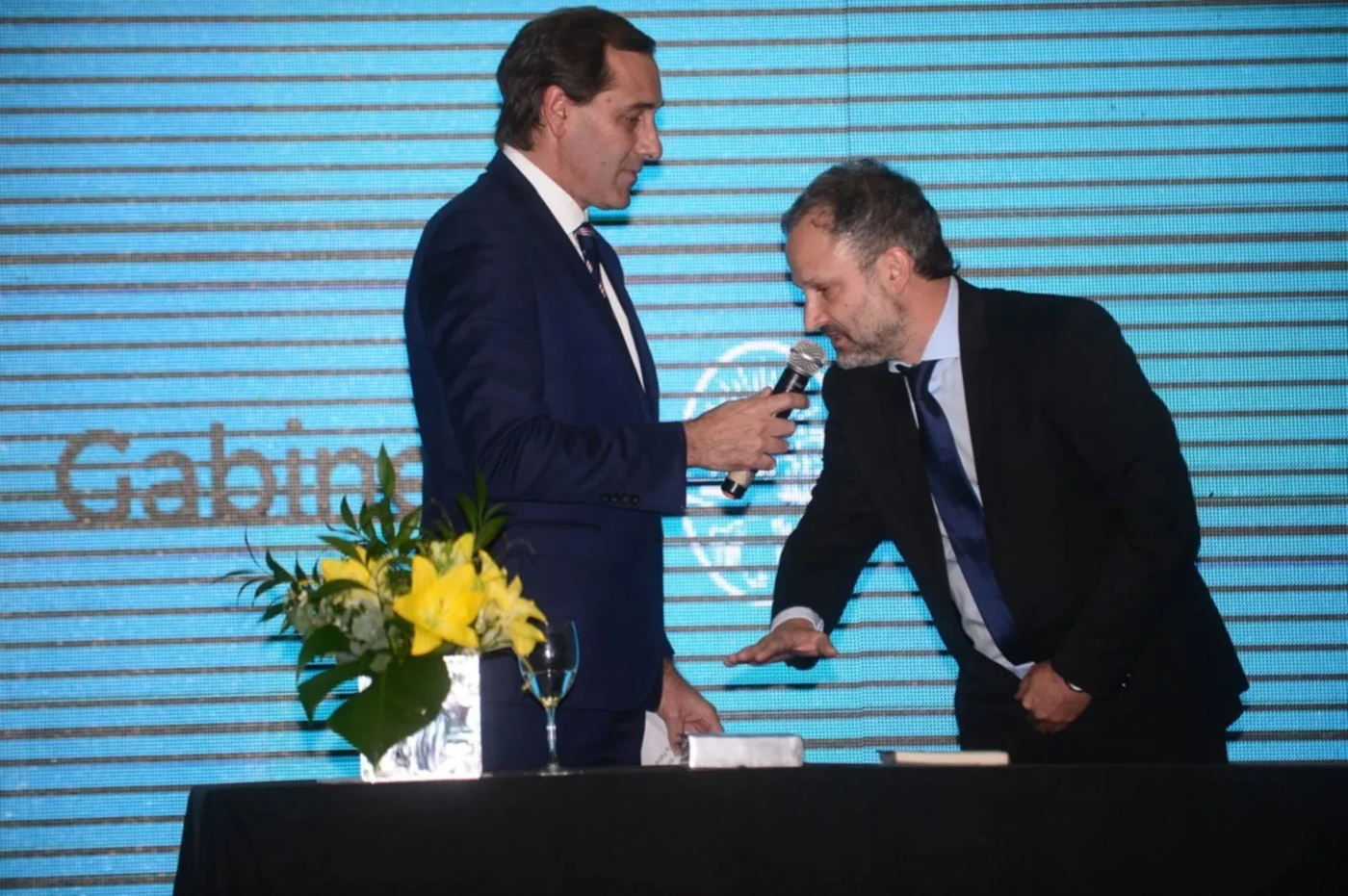 El ex secretario de Obras Públicas, Luis Barbier, jurando en el cargo cuando Julio Garro asumió su segundo mandato.