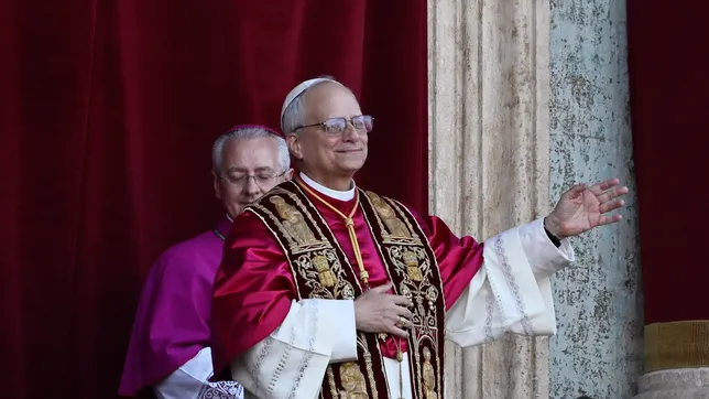 agradecimiento a francisco y saludo a peru: el primer mensaje del papa leon xiv