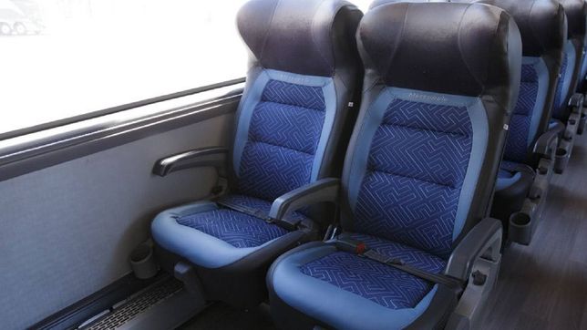 intento reclinar el asiento de un micro, perdio parte de un dedo y un tribunal de la plata ordeno indemnizarlo