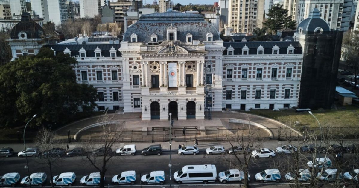Provincia otorgará un 10% más de aumento a estatales y docentes y un ...