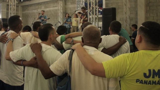 un grupo de platenses toco frente a 500 presos en la jornada mundial de la juventud